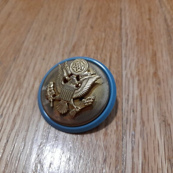 Vintage 60s 70s U.S. Infantry Cap Badge Military Light Blue Disc Screw Back - Picture 3 of 10